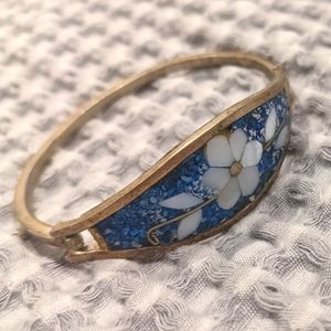 Sturdy silver bracelet with blue and white flower mosaic